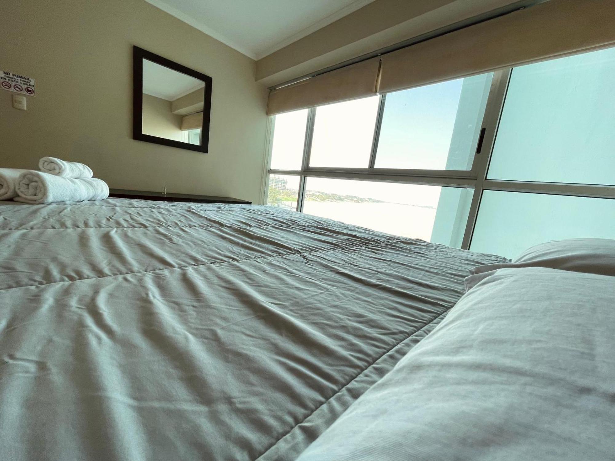 Suite Frente Al Rio En Puerto Santa Ana Riverfront Guayaquil Esterno foto